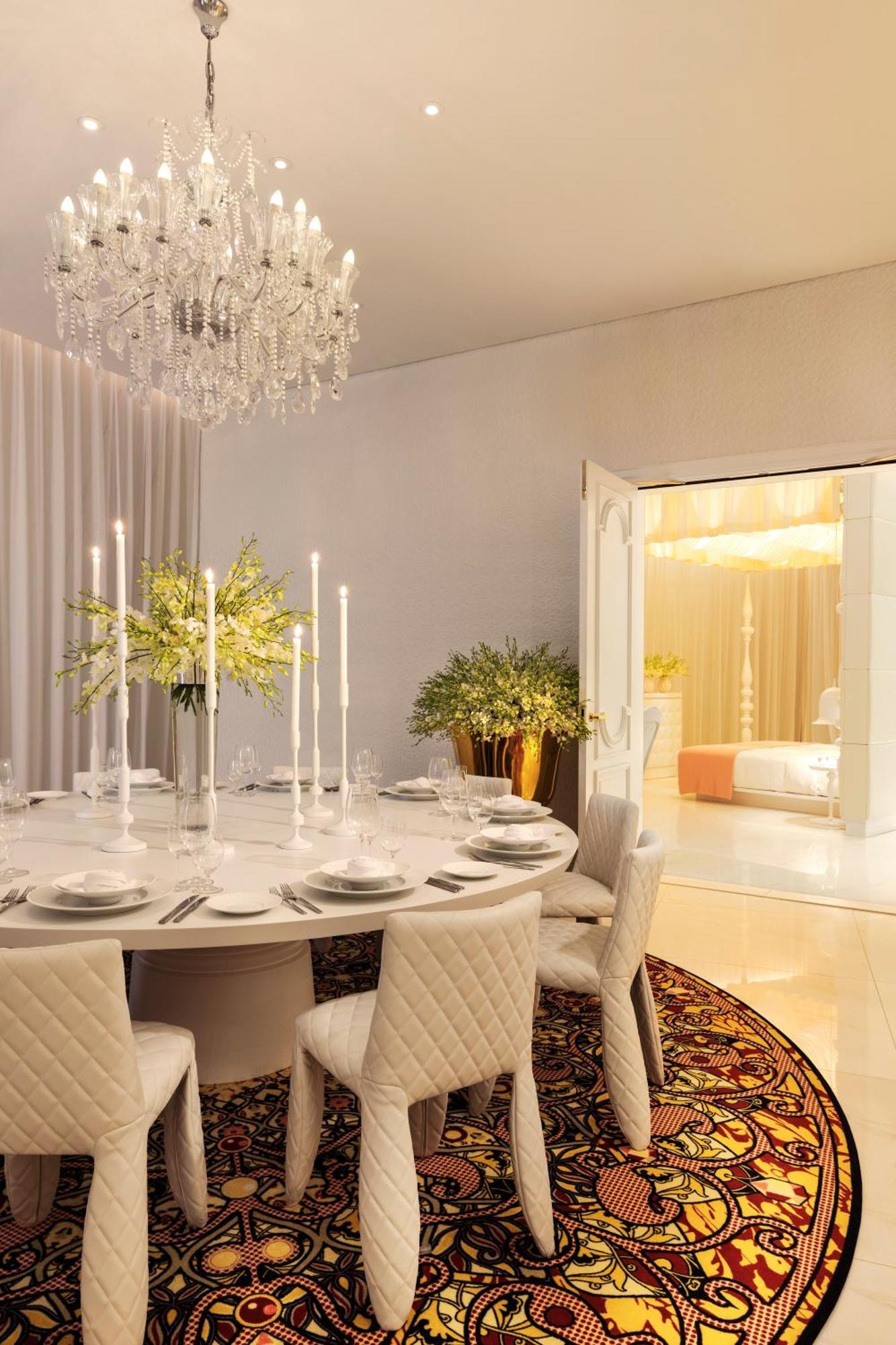 Mondrian Doha Hotel Room photo A dining room